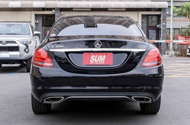 2015年 C300認證車 精品外匯 西裝暴徒 LED頭燈 柏林之音 摸門 雙電動記憶椅 換檔撥片 僅跑11萬多公里  第3張相片