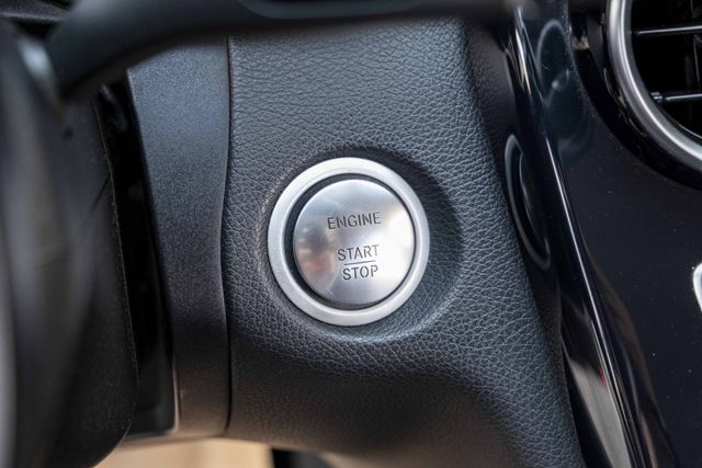 2015年 C300認證車 精品外匯 西裝暴徒 LED頭燈 柏林之音 摸門 雙電動記憶椅 換檔撥片 僅跑11萬多公里  第12張相片