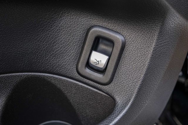2015年 C300認證車 精品外匯 西裝暴徒 LED頭燈 柏林之音 摸門 雙電動記憶椅 換檔撥片 僅跑11萬多公里  第18張相片