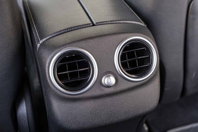 2015年 C300認證車 精品外匯 西裝暴徒 LED頭燈 柏林之音 摸門 雙電動記憶椅 換檔撥片 僅跑11萬多公里  第20張相片