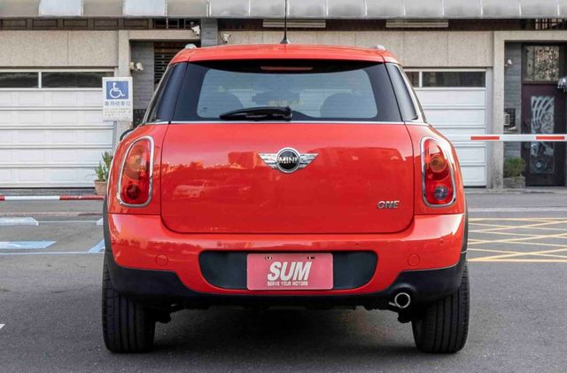 Mini Countryman One版 可愛外形 總代理  HID頭燈 6氣囊 電子後視鏡 倒車顯示 僅跑11萬公里  第3張相片