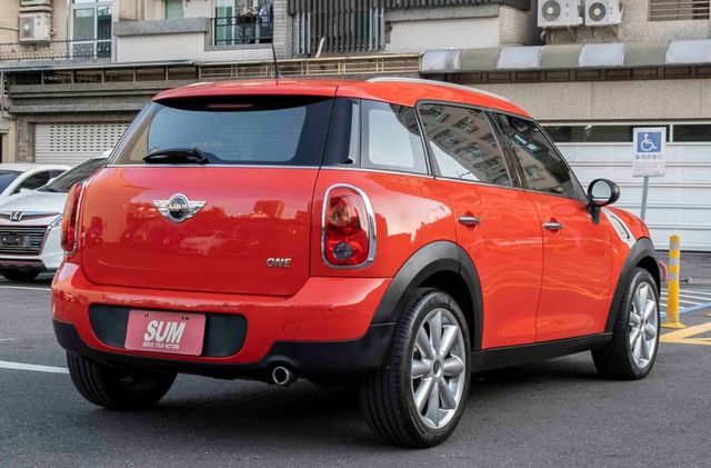 Mini Countryman One版 可愛外形 總代理  HID頭燈 6氣囊 電子後視鏡 倒車顯示 僅跑11萬公里  第4張相片