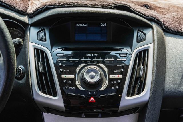 2015年 FOCUS 5D 2.0柴油頂級運動版 優質代步車 天窗 恆溫 定速 方向盤快控鍵 僅跑9萬多公里 原廠保養  第15張相片