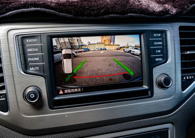 2016年式 280 TDI Comfort Line版 歐係操駕 倒車顯影 加裝地圖導航 後座出風口 僅跑12萬公里  第12張相片