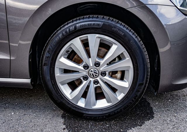 2016年式 280 TDI Comfort Line版 歐係操駕 倒車顯影 加裝地圖導航 後座出風口 僅跑12萬公里  第20張相片