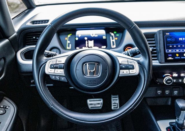 e:HEV油電版 優質小車 市區穿梭 好停車 I-KEY 盲點偵測 ACC跟車 行人警示 車道維持 僅跑1萬多  第11張相片