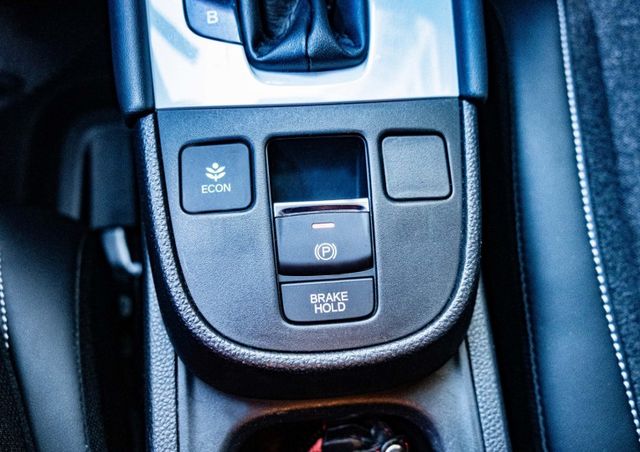 e:HEV油電版 優質小車 市區穿梭 好停車 I-KEY 盲點偵測 ACC跟車 行人警示 車道維持 僅跑1萬多  第16張相片