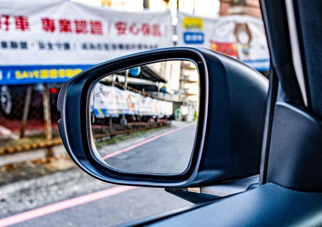e:HEV油電版 優質小車 市區穿梭 好停車 I-KEY 盲點偵測 ACC跟車 行人警示 車道維持 僅跑1萬多  第19張相片