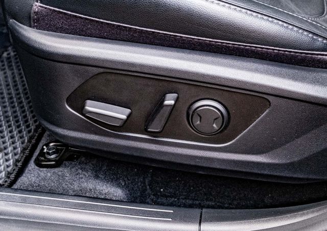 GLT-B版 全景天窗 電動尾門 駕駛座電動椅 原廠導航 倒車顯影 主動車距維持 原廠三年不限里程保固中  第17張相片