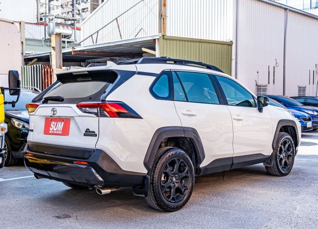 2022年領 躍野冒險版 4WD 運動化車頂架 電尾門 TSS2.0 衛星導航 360環景 運動化消光黑鋁圈 加高懸吊  第4張相片