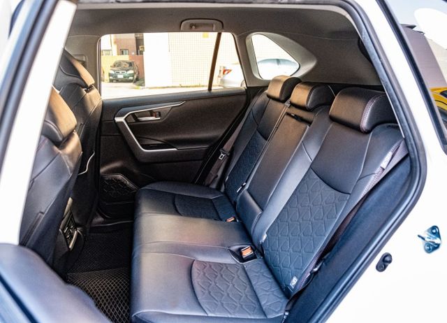 2022年領 躍野冒險版 4WD 運動化車頂架 電尾門 TSS2.0 衛星導航 360環景 運動化消光黑鋁圈 加高懸吊  第8張相片