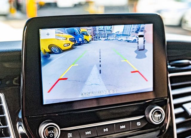 2022年式 豪華版八人座 185匹馬力 10向電動椅 SYNC3 倒車顯影 ACC跟車 多功能方向盤 僅跑6萬多  第15張相片