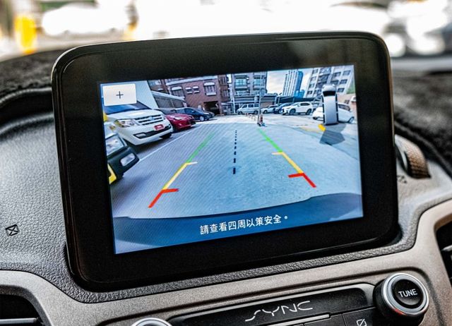 玩樂版 6吋觸控螢幕 SYNC 3 緊急救援 倒車顯影 多功能方向盤 定速巡航 僅跑5萬多公里 原廠保養  第15張相片