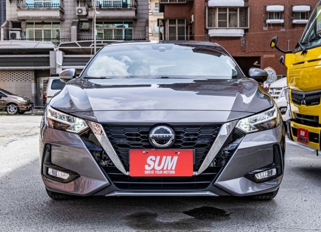 尊爵環景智駕版 盲點警示 LED頭燈 數位儀表 倒車顯影 360環景系統 僅跑1萬多公里 原廠保固中  第2張相片