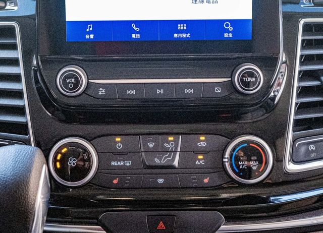 2022年式 豪華版八人座 185匹馬力 10向電動椅 SYNC3 倒車顯影 ACC跟車 多功能方向盤 僅跑7萬多  第16張相片