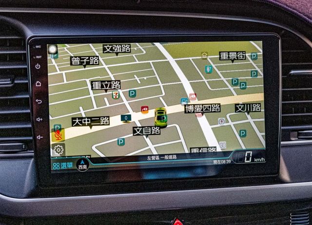 豪華版 六顆安全氣囊 6速手自排 感應頭燈 ESP車身動態 升級安卓影音系統 衛星導航 倒車顯影  第14張相片