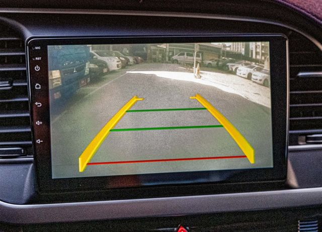 豪華版 六顆安全氣囊 6速手自排 感應頭燈 ESP車身動態 升級安卓影音系統 衛星導航 倒車顯影  第15張相片