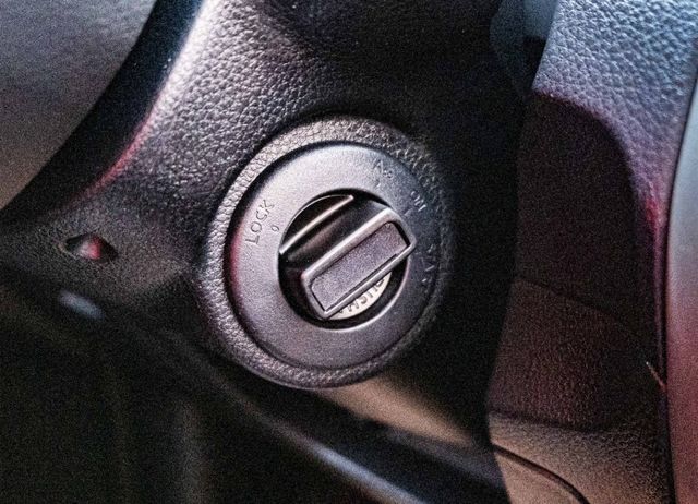 新款旗艦版 I-KEY 恆溫空調 鋁合金車頂架 皮椅 擾流尾翼 CD播放器 抬頭顯示器 僅跑9萬公里  第17張相片