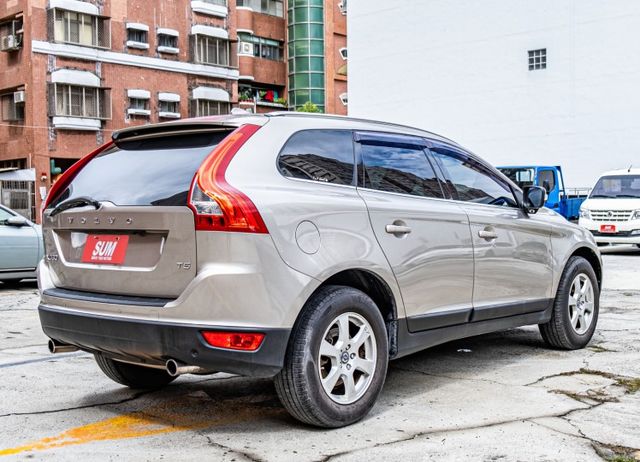 2011年XC60 T5版 HID頭燈 多功能方向盤 車頂行李架 電動尾門 雙區恆溫空調 瑞典戰車  第4張相片
