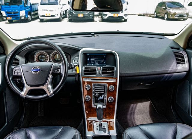 2011年XC60 T5版 HID頭燈 多功能方向盤 車頂行李架 電動尾門 雙區恆溫空調 瑞典戰車  第5張相片