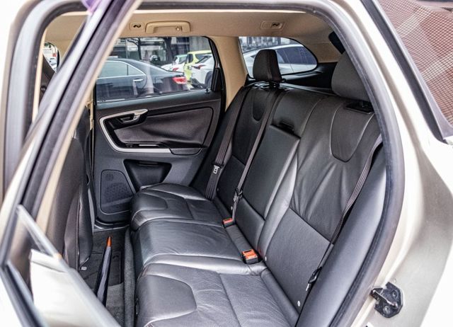 2011年XC60 T5版 HID頭燈 多功能方向盤 車頂行李架 電動尾門 雙區恆溫空調 瑞典戰車  第7張相片
