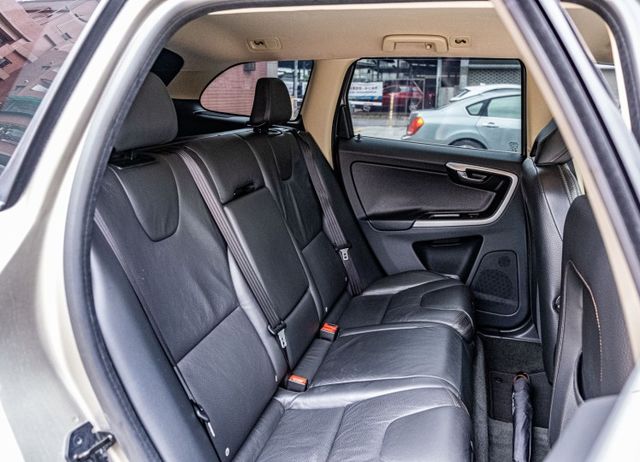 2011年XC60 T5版 HID頭燈 多功能方向盤 車頂行李架 電動尾門 雙區恆溫空調 瑞典戰車  第8張相片