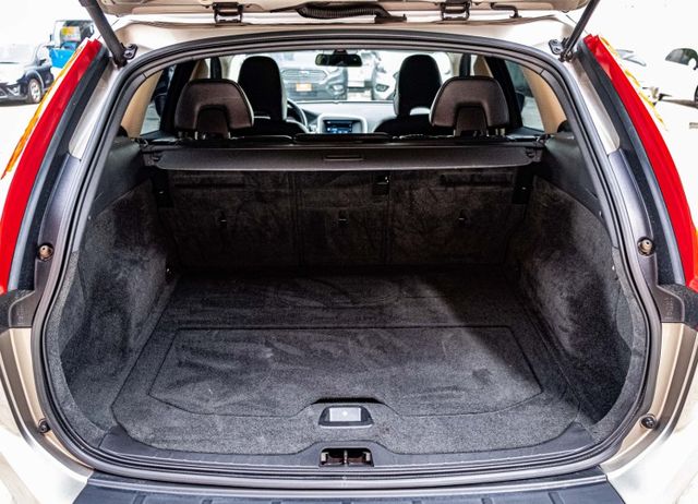 2011年XC60 T5版 HID頭燈 多功能方向盤 車頂行李架 電動尾門 雙區恆溫空調 瑞典戰車  第10張相片