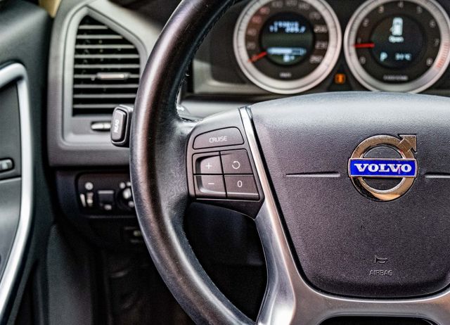 2011年XC60 T5版 HID頭燈 多功能方向盤 車頂行李架 電動尾門 雙區恆溫空調 瑞典戰車  第12張相片