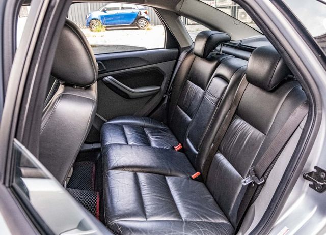 2011年式 FOCUS1.8 優質代步⾞⼜來了 要買的動作要快只有⼀台  第7張相片