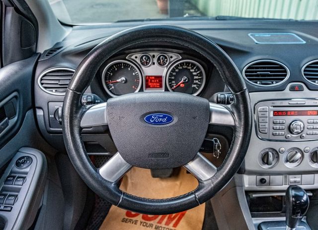 2011年式 FOCUS1.8 優質代步⾞⼜來了 要買的動作要快只有⼀台  第11張相片