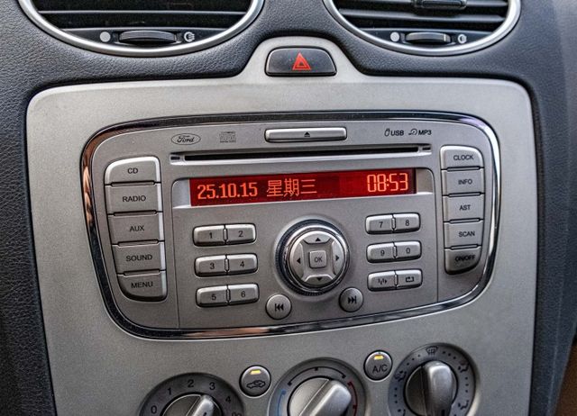 2011年式 FOCUS1.8 優質代步⾞⼜來了 要買的動作要快只有⼀台  第14張相片