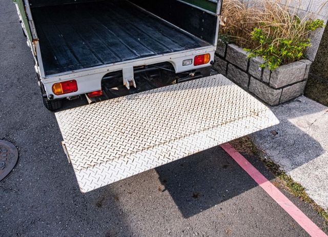 2018年 手排小貨車 加裝升降尾門及帆布 升級行車記錄器 僅跑10萬公里  第10張相片