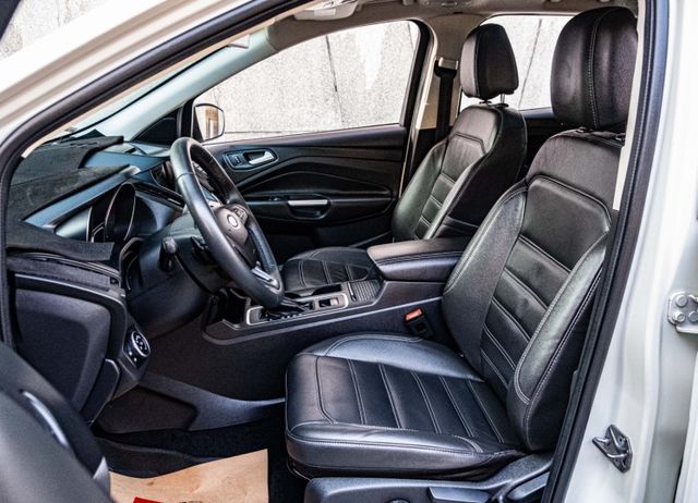 2017年式 小改款經典時尚版 7安全氣囊 電動尾門 盲點偵測 I-Key 定速巡航 倒車顯影 Sync3原廠車機系統  第7張相片