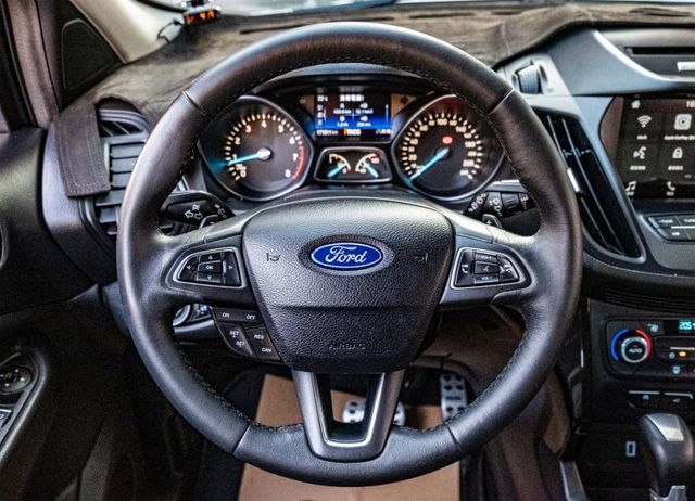 2017年式 小改款經典時尚版 7安全氣囊 電動尾門 盲點偵測 I-Key 定速巡航 倒車顯影 Sync3原廠車機系統  第12張相片