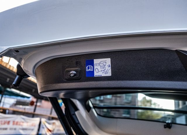 2017年式 小改款經典時尚版 7安全氣囊 電動尾門 盲點偵測 I-Key 定速巡航 倒車顯影 Sync3原廠車機系統  第18張相片