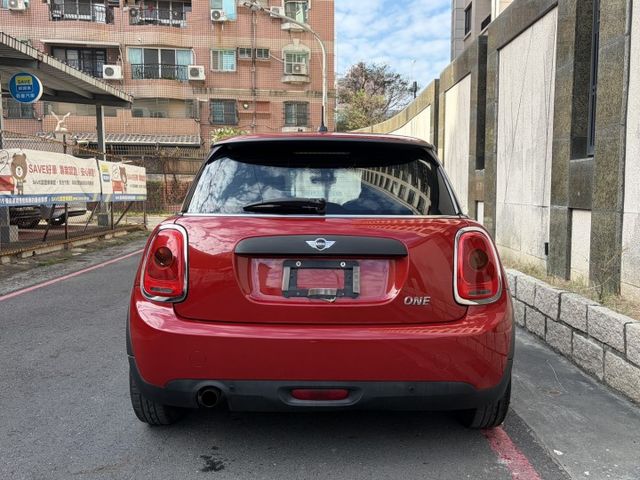 2016年式MINI ONE 加裝衛星導航系統 I-KEY 循跡防滑 怠速熄火 電折後視鏡 冷暖空調 僅跑9萬多公里  第2張相片