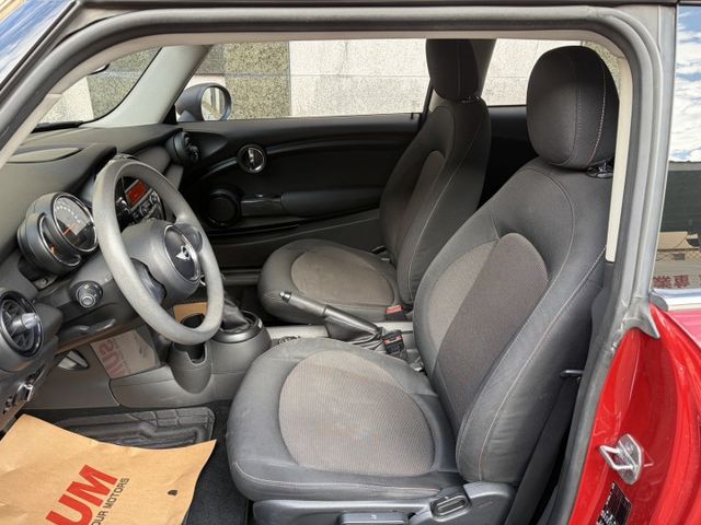 2016年式MINI ONE 加裝衛星導航系統 I-KEY 循跡防滑 怠速熄火 電折後視鏡 冷暖空調 僅跑9萬多公里  第4張相片