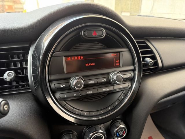 2016年式MINI ONE 加裝衛星導航系統 I-KEY 循跡防滑 怠速熄火 電折後視鏡 冷暖空調 僅跑9萬多公里  第5張相片