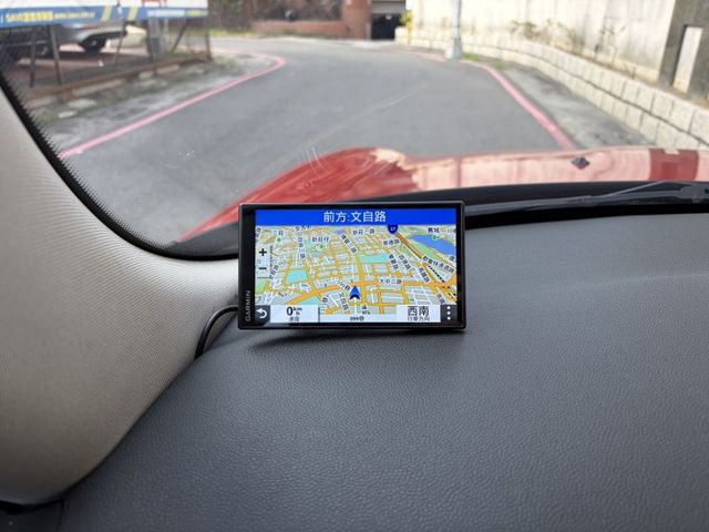 2016年式MINI ONE 加裝衛星導航系統 I-KEY 循跡防滑 怠速熄火 電折後視鏡 冷暖空調 僅跑9萬多公里  第8張相片