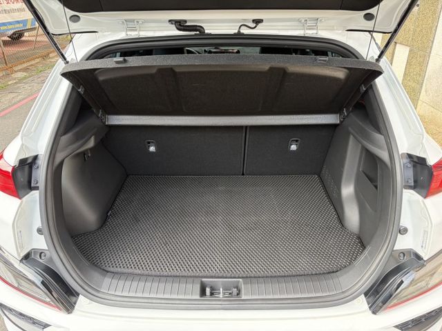 GLT-B版 全彩數位儀表 倒車顯影 ACC跟車 抬頭顯示器 換擋撥片 恆溫空調 僅跑2萬多公里 加購原廠延長保固  第3張相片