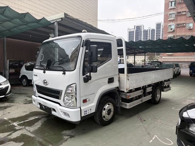 中軸版 彩色數位儀表 定速巡航 倒車顯影 媒體播放器 倒車雷達 加裝四路鏡頭 僅跑一萬多公里 原廠保固中  第1張相片