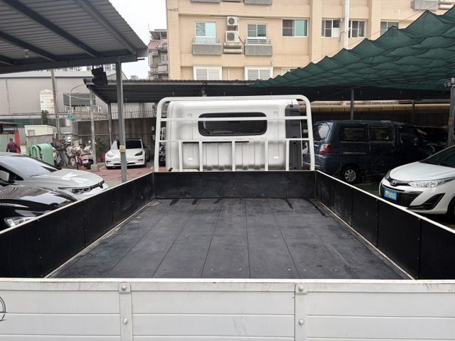 中軸版 彩色數位儀表 定速巡航 倒車顯影 媒體播放器 倒車雷達 加裝四路鏡頭 僅跑一萬多公里 原廠保固中  第3張相片