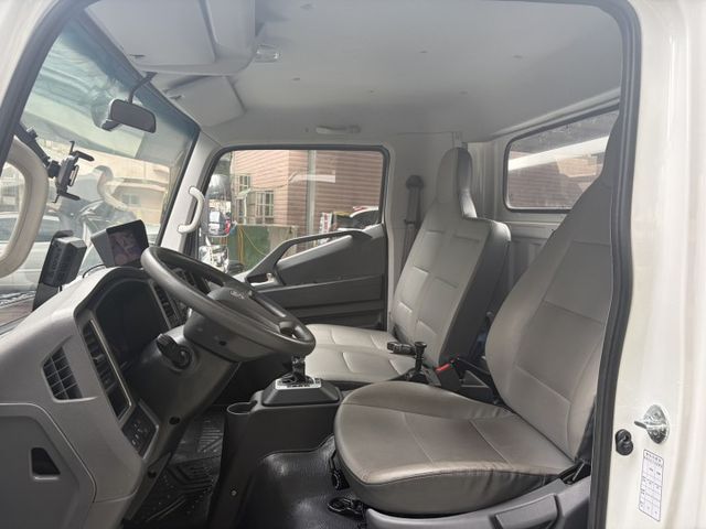 中軸版 彩色數位儀表 定速巡航 倒車顯影 媒體播放器 倒車雷達 加裝四路鏡頭 僅跑一萬多公里 原廠保固中  第4張相片