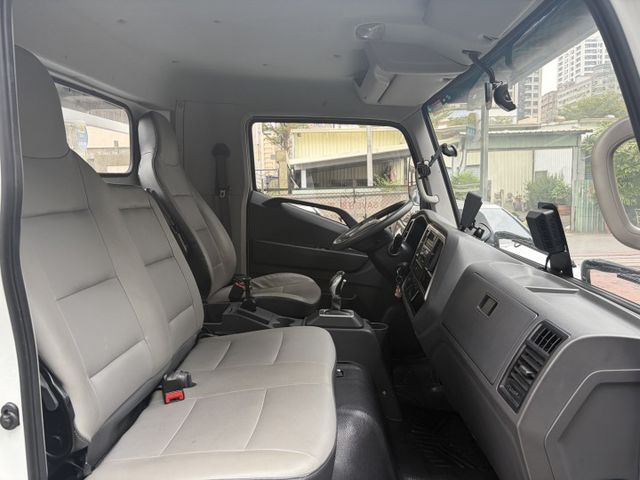 中軸版 彩色數位儀表 定速巡航 倒車顯影 媒體播放器 倒車雷達 加裝四路鏡頭 僅跑一萬多公里 原廠保固中  第5張相片