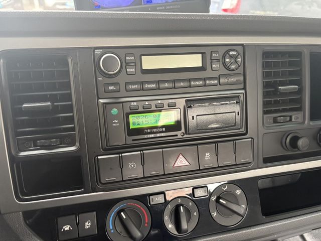 中軸版 彩色數位儀表 定速巡航 倒車顯影 媒體播放器 倒車雷達 加裝四路鏡頭 僅跑一萬多公里 原廠保固中  第7張相片