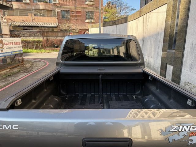 Zinger貨卡晶鑽型 定速巡航 倒車雷達 電子後視鏡 17吋圈 加裝升縮捲簾 載重700公斤 僅跑3萬多公里  第2張相片