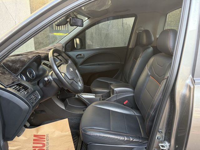 Zinger貨卡晶鑽型 定速巡航 倒車雷達 電子後視鏡 17吋圈 加裝升縮捲簾 載重700公斤 僅跑3萬多公里  第3張相片