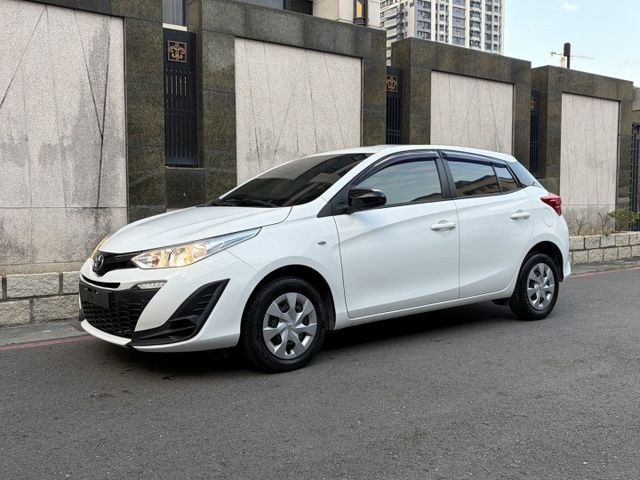 雅緻版 LED日行燈 音頻播放器 電子後視鏡 循跡防滑 倒車顯影 冷暖空調 加裝安卓機 僅跑6萬多公里  第1張相片