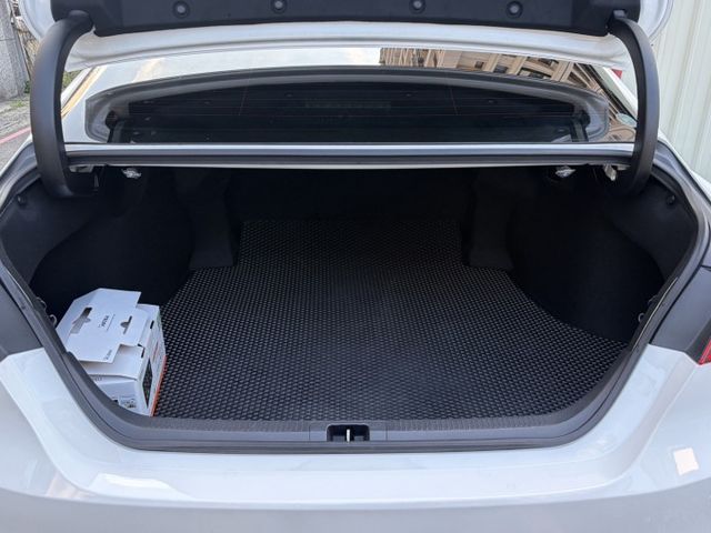 2023年領 尊爵精裝版 TSS2.0駕駛輔助 雙電動椅 I-KEY 倒車顯影 盲點偵測 儀表資訊幕 原廠保養保固中  第3張相片