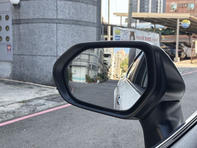 2023年領 尊爵精裝版 TSS2.0駕駛輔助 雙電動椅 I-KEY 倒車顯影 盲點偵測 儀表資訊幕 原廠保養保固中  第11張相片